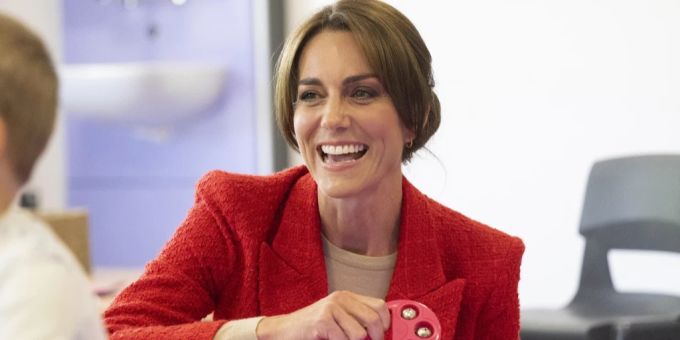 Bei jedem Auftritt stellt sich derzeit die Frage, mit welcher Frisur Prinzessin Kate sich zeigt. Diesmal band sie die Haare zum Dutt. Frisur Prinzessin Kate