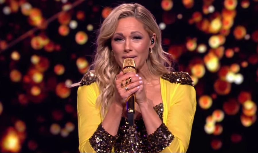 Helene Fischer begrüsst das Publikum in ihrer Show.