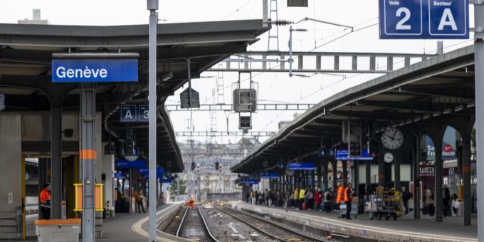 Auf der Zugstrecke zwischen Genf und Lausanne kam es zu Unterbrechungen. zug unglück bauarbeiten kabel
