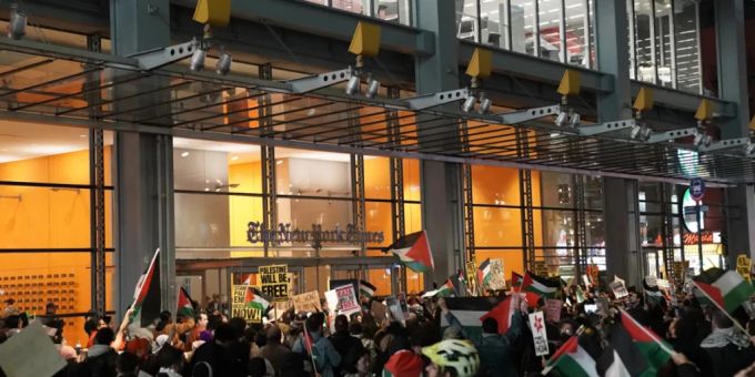 Studentische Demonstrierende blockieren den Eingang der «New York Times». Foto: Barry Williams/TNS via ZUMA Press Wire/dpa new york times
