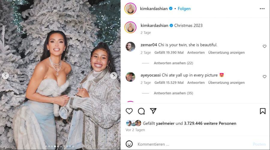 Kim Kardashian hat auf dem Bild zwei Daumen.