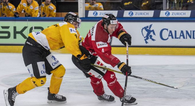 Der Kanadier Jonathan Hazen im Duell mit Anton Karlsson von KalPa Kuopio am Spengler Cup 2023. Spengler Cup
