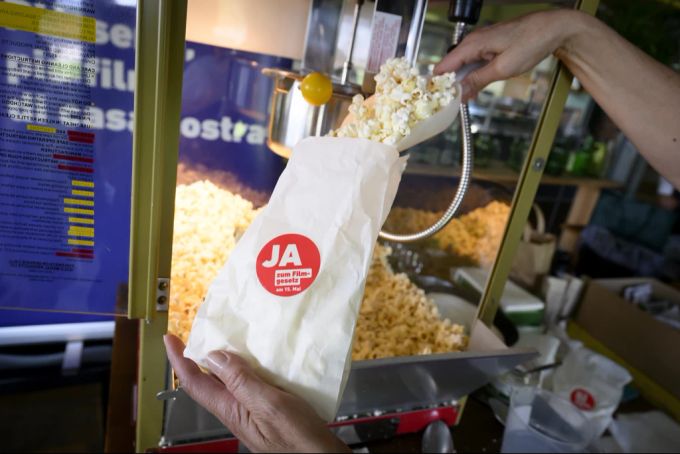 Eine Frau macht Pop-Corn. Aufgenommen im Hauptquartier des Ja-Komitees zur Änderung des Filmgesetzes (Lex Netflix), am Sonntag, 15. Mai 2022 in Bern. Lex Netflix