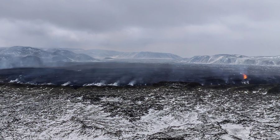 Ein Blick auf den immer noch dampfenden Spalt auf der isländischen Halbinsel Reykjanes. Foto: Marco Di Marco/AP/dpa