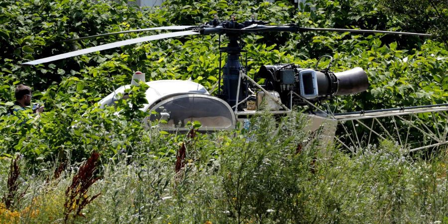 Ein Hubschrauber Alouette II, mit dem der Kriminelle Redoine Faid aus dem Gefängnis geflohen ist, steht verlassen in der Landschaft.