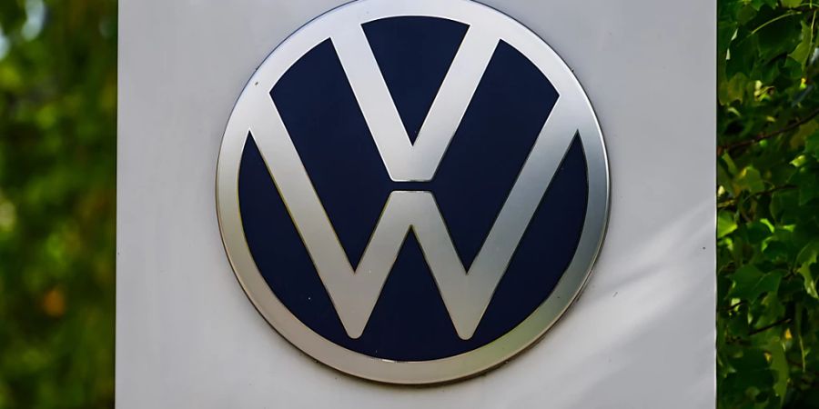 Der Volkswagen-Konzern hat im abgelaufenen dritten Quartal doppelt soviel Gewinn gemacht wie ein Jahr zuvor. Allerdings waren dafür vor allem milliardenschwere Abschreibungen im Vorjahreszeitraum verantwortlich. (Archivbild)