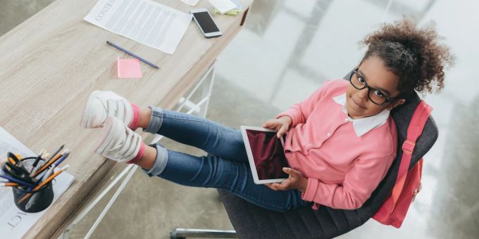 Viele Arbeitgeber konzentrieren sich vor allem auf die Familienfreundlichkeit. Kind Büro Schreibtisch