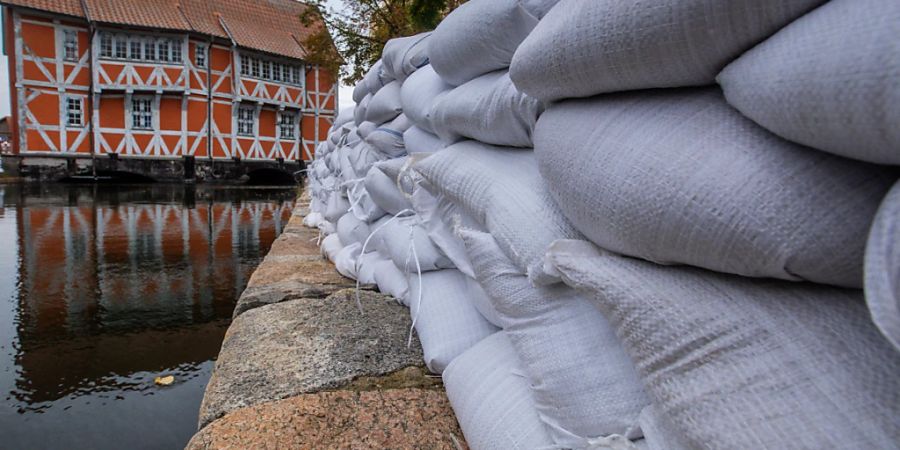 Wegen einer erwarteten Sturmflut an der Ostseeküste sind Uferbereiche in der deutschen Stadt Wismar mit Sandsäcken verstärkt. Foto: Jens Büttner/dpa