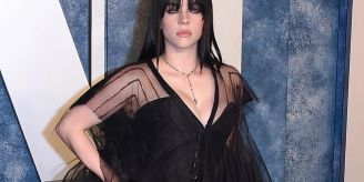 Abstrakte Kunst - Billie Eilish überrascht mit riesigem Rückentattoo Abstrakte Kunst - Billie Eilish überrascht mit riesigem Rückentattoo