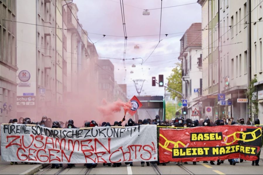 Die Polizei hat Gummigeschoss gegen die Teilnehmenden der verbotenen Demo eingesetzt.