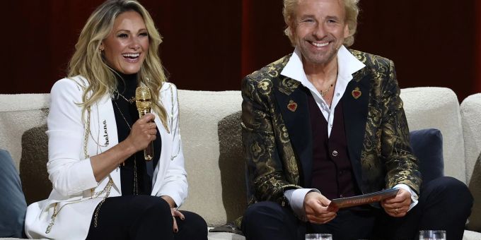 Showmaster Thomas Gottschalk unterhielt sich bei der Jubiläumsshow 2021 mit Sängerin Helene Fischer. Showmaster Thomas Gottschalk unterhielt sich bei der Jubiläumsshow 2021 mit Sängerin Helene Fischer.