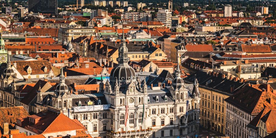 Blick vom Burgberg auf das Rathaus in der Grazer Innenstadt.