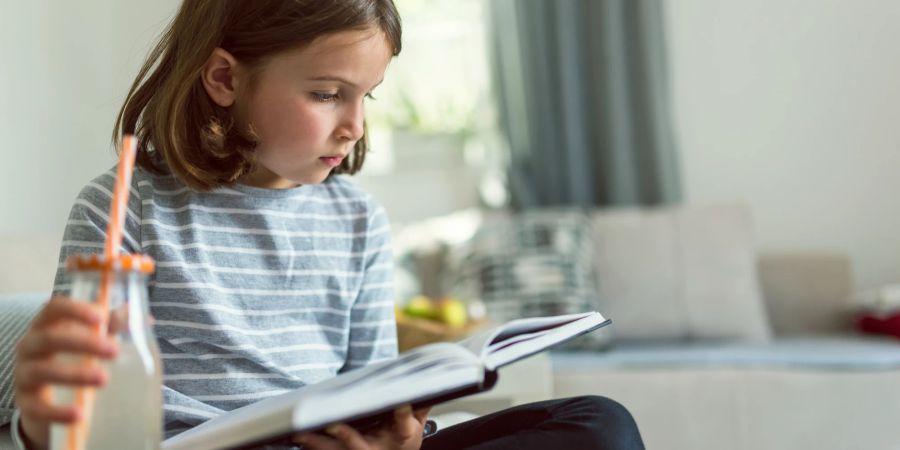 Mädchen liest Buch