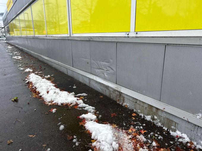 Die Autofahrerin prallte gegen eine Wand. Unfall in Dintikon
