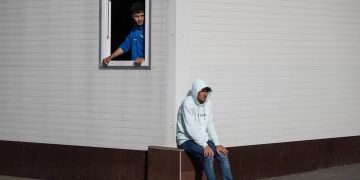 Zwei Männer an Asylunterkunft