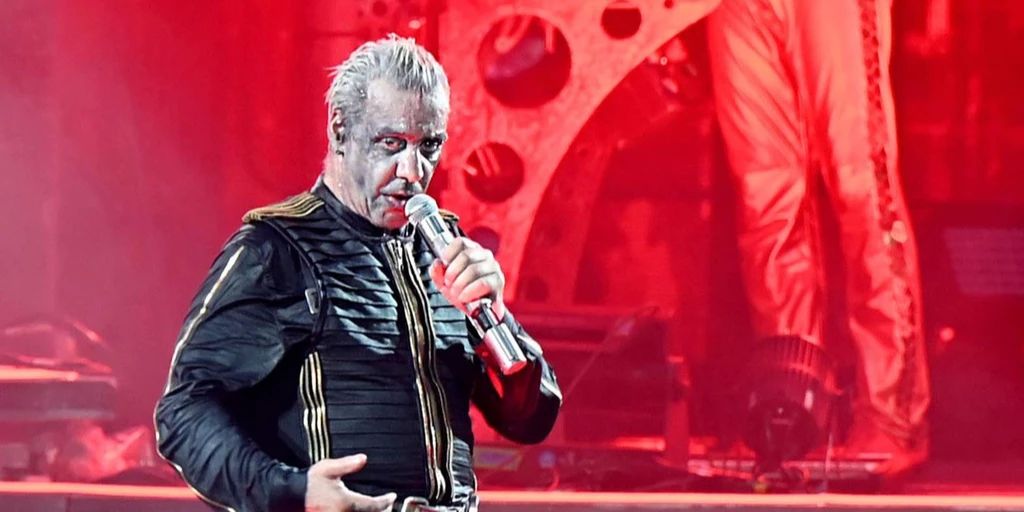 Till Lindemann Turtelt Mit Model 20 In Paris   Till Lindemann 