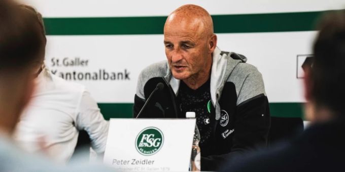 Peter Zeidler an einer Medienkonferenz des FC St.Gallen. (Archivbild) Peter Zeidler FC St.Gallen
