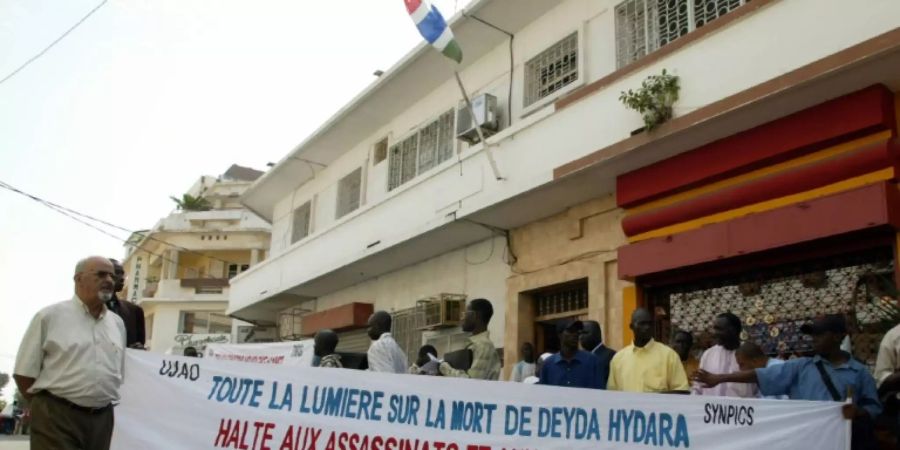 Demonstration nach Hydaras Tod in Dakar 2004