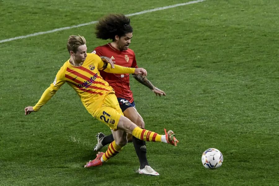 Frenkie de Jong rückt beim Spielaufbau in die Dreierkette zurück.