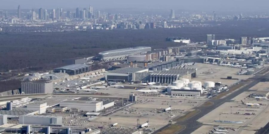 Übersicht über den Flughafen mit der Skyline der Frankfurter Innenstadt im Hintergrund. Foto: Vasco Garcia/dpa