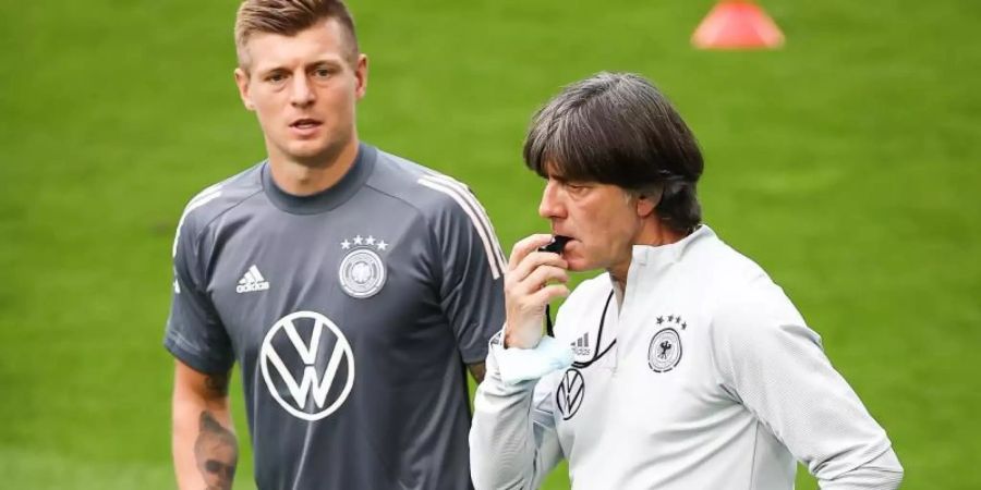 Toni Kroos hat Verständnis für die Entscheidung von Joachim Löw als Bundestrainer zurückzutreten. Foto: Christian Charisius/dpa