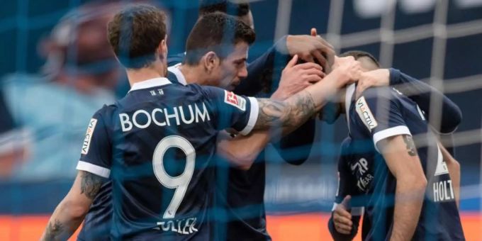 Der VfL Bochum hat sich mit dem Sieg gegen die Würzburger Kickers vorerst an die Tabellenspitze geschossen. Foto: Bernd Thissen/dpa Der VfL Bochum hat sich mit dem Sieg gegen die Würzburger Kickers vorerst an die Tabellenspitze geschossen. Foto: Bernd Thissen/dpa