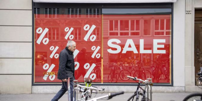 Ein Schaufenster mit Ausverkaufswerbung Detailhandel