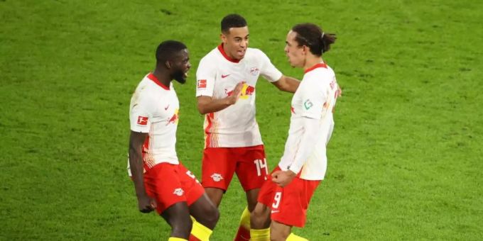 Leipzigs Yussuf Poulsen (r) bejubelt sein Tor zum zwischenzeitlichen 2:2 mit Dayot Upamecano (l) und Tyler Adams. Foto: Jan Woitas/dpa-Zentralbild/dpa Leipzigs Yussuf Poulsen (r) bejubelt sein Tor zum zwischenzeitlichen 2:2 mit Dayot Upamecano (l) und Tyler Adams. Foto: Jan Woitas/dpa-Zentralbild/dpa