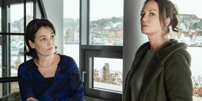 Jana Winter (Natalia Wörner, r) befragt die Brieffreundin Marlene Hausmann (Anke Sevenich) zum Verdächtigten in einer Szene des Films «Unter anderen Umständen - Für immer und ewig». Foto: Sandra Hoever/ZDF/dpa Jana Winter (Natalia Wörner, r) befragt die Brieffreundin Marlene Hausmann (Anke Sevenich) zum Verdächtigten in einer Szene des Films «Unter anderen Umständen - Für immer und ewig». Foto: Sandra Hoever/ZDF/dpa