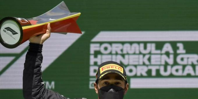 Portugal-Sieger Lewis Hamilton hatte bei Mercedes zuletzt nur einen Einjahresvertrag unterschrieben. Foto: Gabriel Bouys/Pool AFP/AP/dpa Portugal-Sieger Lewis Hamilton hatte bei Mercedes zuletzt nur einen Einjahresvertrag unterschrieben. Foto: Gabriel Bouys/Pool AFP/AP/dpa