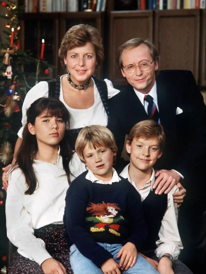 Ein Bild aus alten Zeiten: Die Darsteller der «Lindenstrasse». Christian Kahrmann (unten rechts) verkörperte Benny. lindenstrasse christian kahrmann