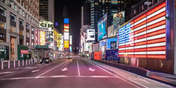 Nur wenige Menschen stehen auf dem New Yorker Times Square. Coronavirus - USA