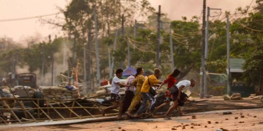 Demonstranten in Yangon