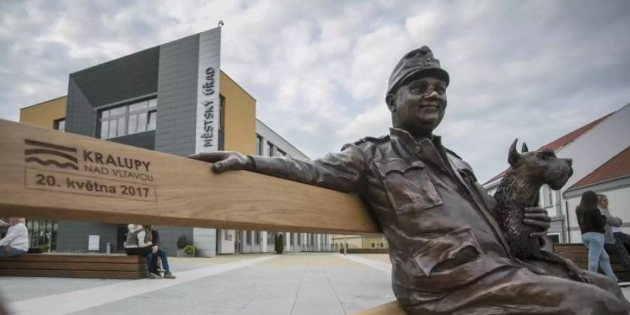 Bronzestatue von Josef Schwejk vor dem Rathaus der tschechischen Stadt Kralupy nad Vltavou. Foto: Binter Tomas/CTK/dpa