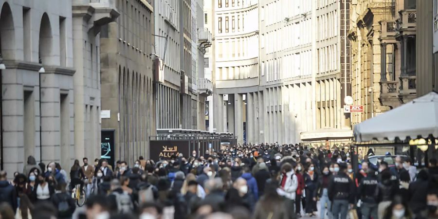 Menschen schlendern durch die Innenstadt. Von Montag an gilt für Millionen Menschen in Italien wieder ein strikter Lockdown. Regionen wie Latium mit der Hauptstadt Rom, die Lombardei mit Mailand, Piemont, Venetien oder die Emilia-Romagna werden zu sogenannten roten Zonen. Foto: Claudio Furlan/LaPresse/dpa