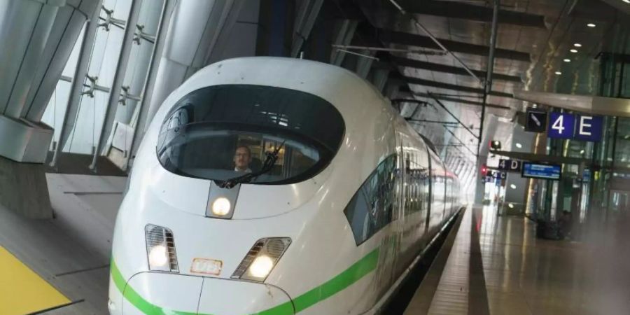 Ein ICE der Deutschen Bahn beim Halt am Frankfurter Flughafen. Foto: Frank Rumpenhorst/dpa