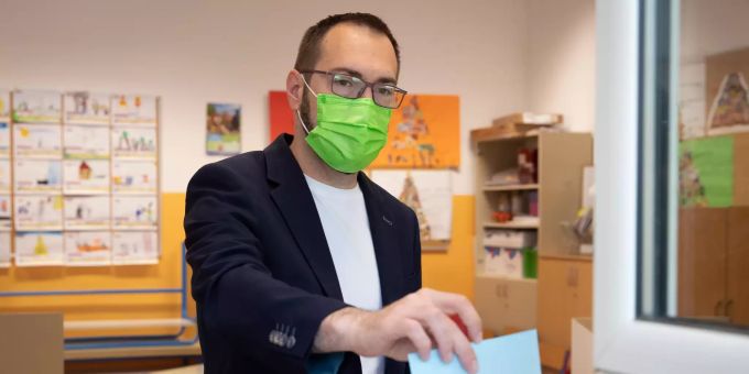 Tomislav Tomasevic, Aktivist und Bürgermeisterkandidat der links-grünen Bewegung «Mozemo!» («Wir können es!»), wirft seinen Stimmzettel in einem Wahllokal in eine Wahlurne. Tomasevic werden gute Chancen auf das Bürgermeisteramt der kroatischen Hauptstadt ausgerechnet. zagreb