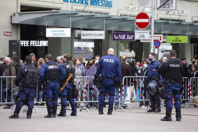 Um Demos zu verhindern, sperrte die Polizei den Bundesplatz am Samstag ab. Coronavirus