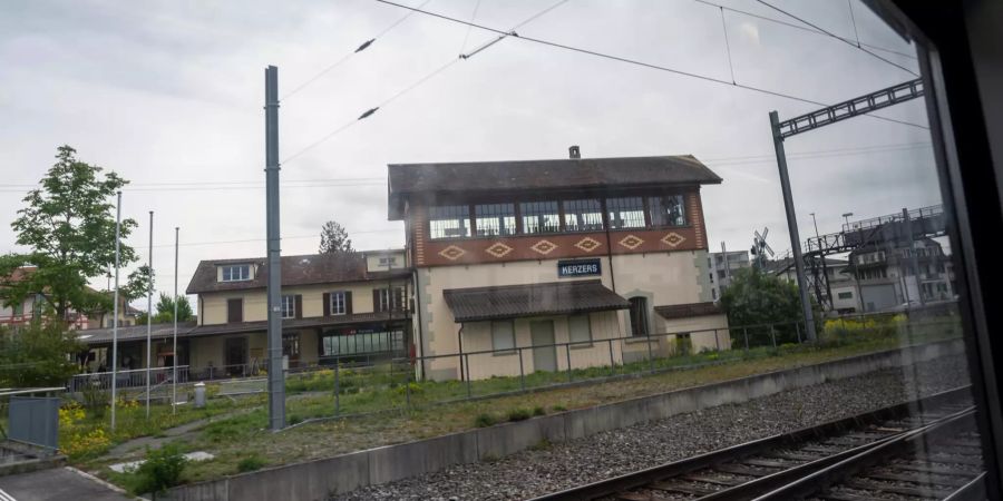 Altes Stellwerk beim Bahnhof Kerzers aus dem Zug gesehen.