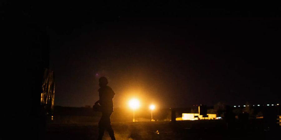 Ein israelischer Soldat bedient eine militärische Batterie von einer Position an der Grenze zwischen Israel und dem Gazastreifen. Foto: Ilia Yefimovich/dpa