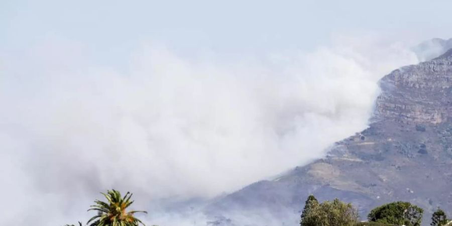 Dichter Rauch steigt über dem Tafelberg auf. Foto: Lyu Tianran/XinHua/dpa