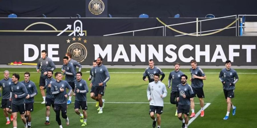 Bundestrainer Löw kann wahrscheinlich 26 Spieler mit zur Fussball-EM nehmen: Die Mannschaft beim Training. Foto: Federico Gambarini/dpa