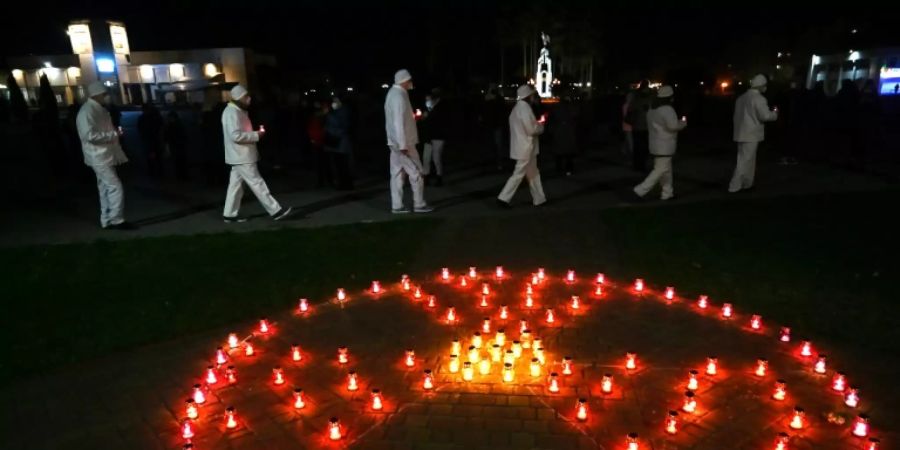 Angestellte des Atomkraftwerks Tschernobyl bei einer Gedenkveranstaltung