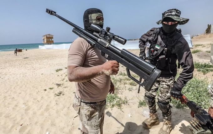 Kämpfer der Mudschaheddin-Brigaden nehmen an einer Übung an einem Strand in Gaza teil, 24. April 2021. Gazastreifen