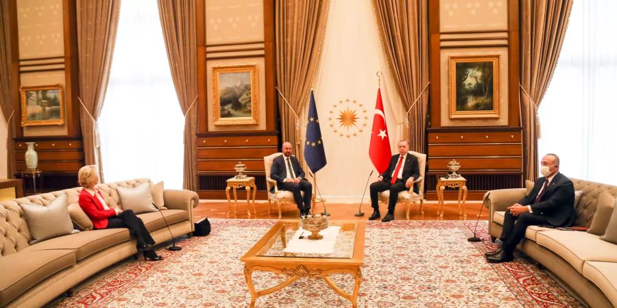 ++ ARCHIVBILD ++ ++ HANDOUT ++ "SOFAGATE": EU-KOMMISSIONSPRÄSIDENTIN VON DER LEYEN UND EU-RATSPRÄSIDENT MICHEL BEI TÜRKISCHEM PRÄSIDENTEN ERDOGAN