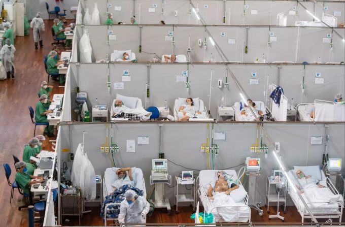04.03.2021, Brasilien, Santo Andre: Covid-19-Patienten liegen inmitten der Corona-Pandemie in einem Feldlazarett. Coronavirus - Brasilien