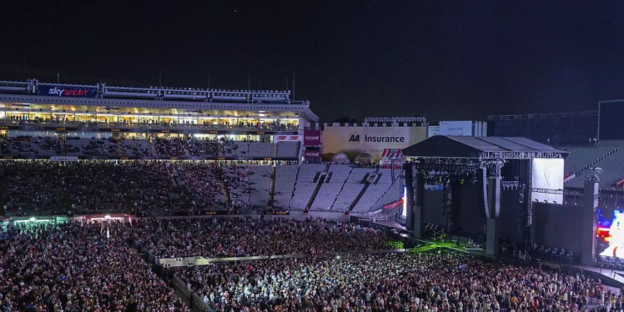 Rund 50.000 sammeln sich im Eden Park zu einem Konzert der Band Six60. Neuseeland hat als eines der wenigen Länder die Corona-Pandemie eingedämmt, was Grossveranstaltungen möglich macht. Foto: David Rowland/AP/dpa