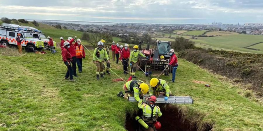 HANDOUT - Rettungskräfte arbeiten an dem Unfallort. Ein Quad-Fahrer ist in eine rund 18 Meter tiefe Bergsenkung gestürzt - und hat überlebt. Foto: Cumbria Fire And Rescue Service/PA Wire/dpa - ACHTUNG: Nur zur redaktionellen Verwendung und nur mit vollständiger Nennung des vorstehenden Credits