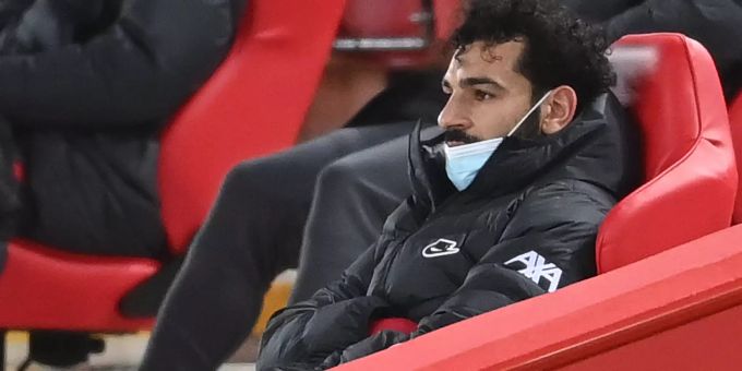 Mo Salah schmollt nach seiner Auswechslung auf der Tribüne. Liverpool