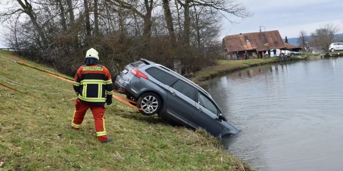 Auto rollt in Weiher.